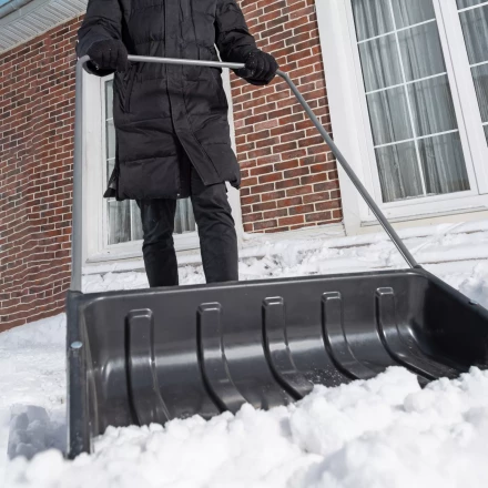 Движок для уборки снега пластиковый Сибртех, 695 х 540 х 1460 мм, стальная рукоятка, Россия 615935 купить в Нефтеюганске