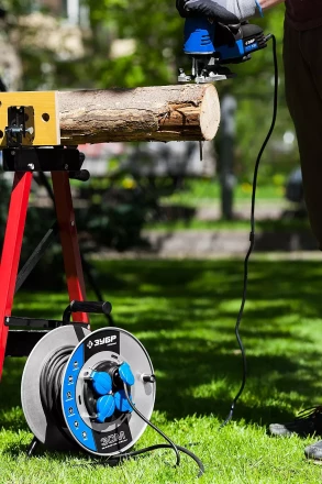 Удлинитель ЗУБР &quot;ПРОФИ&quot; на металл катушке, КГ 3х1,5кв мм, морозостойкий, 4 гнезда, IP44, макс мощность 3500Вт, 50м 55085-50 купить в Нефтеюганске