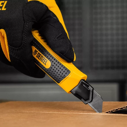 Нож Denzel, 18 мм, сменное лезвие, SK4, корпус из цинкового сплава + TPR, торцевой зажим 78904 купить в Нефтеюганске