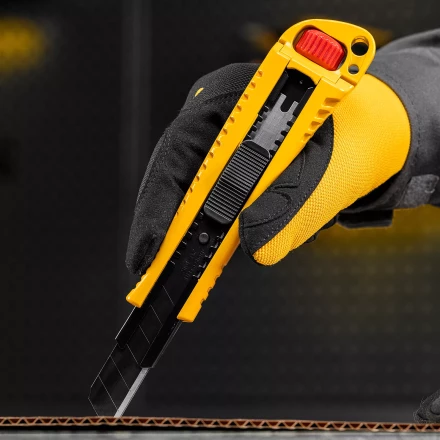 Нож Denzel, 18 мм, сменное лезвие, SK4, корпус из цинкового сплава + TPR, торцевой зажим 78904 купить в Нефтеюганске