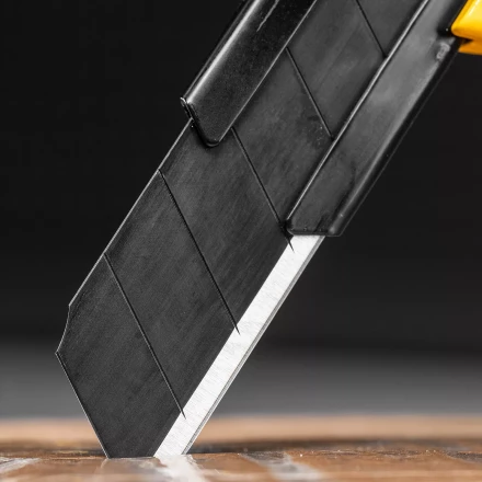 Нож Denzel, 18 мм, сменное лезвие, SK4, корпус из цинкового сплава + TPR, торцевой зажим 78904 купить в Нефтеюганске