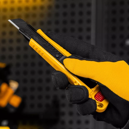 Нож Denzel, 18 мм, сменное лезвие, SK4, корпус из цинкового сплава + TPR, торцевой зажим 78904 купить в Нефтеюганске