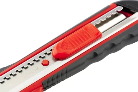 Нож 18мм, выдвижное лезвие, металлическая направляющая, эргономичная двухкомпонентная рукоятка MATRIX 78933 купить в Нефтеюганске