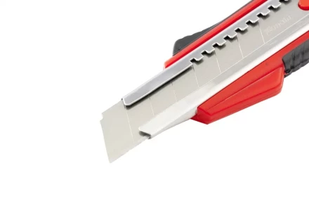 Нож 18мм, выдвижное лезвие, металлическая направляющая, эргономичная двухкомпонентная рукоятка MATRIX 78933 купить в Нефтеюганске