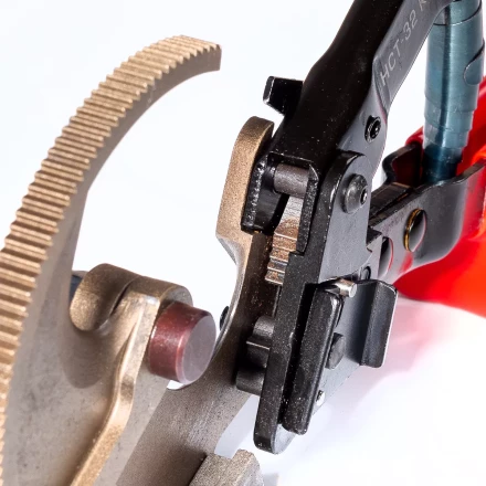 Секторные ножницы КВТ НСТ-32 для резки кабелей до 32 мм, проводов АС со стальным сердечником и прутков из низкоуглеродистой стали (84393) купить в Нефтеюганске