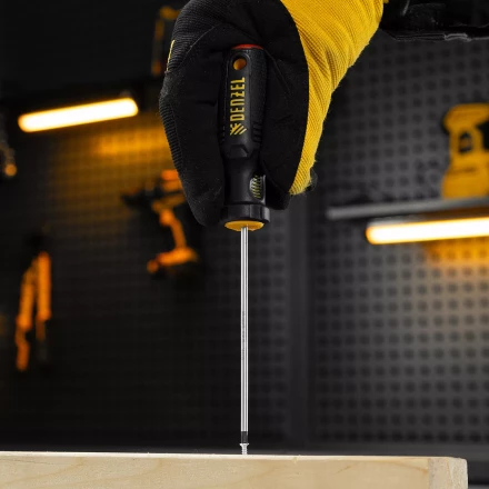 Отвертка, PH0х100 мм, S2, 3к рукоятка Denzel 121727 купить в Нефтеюганске