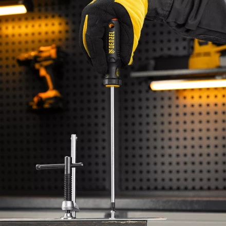 Отвертка, PH2х200 мм, S2, 3к рукоятка Denzel 121827 купить в Нефтеюганске