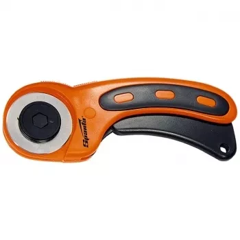 Нож, 45 мм, вращающееся лезвие-ролик диаметром, пластмассовая ручка пистолетного типа  SPARTA 789905 купить в Нефтеюганске