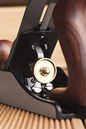 Рубанок KRAFTOOL Premium серии &quot;PRO&quot; металлический, рукоятка – Бубинга, модель &quot;4&quot;, 250х50мм, нож 50мм, лезвие 3мм 18527-25 купить в Нефтеюганске