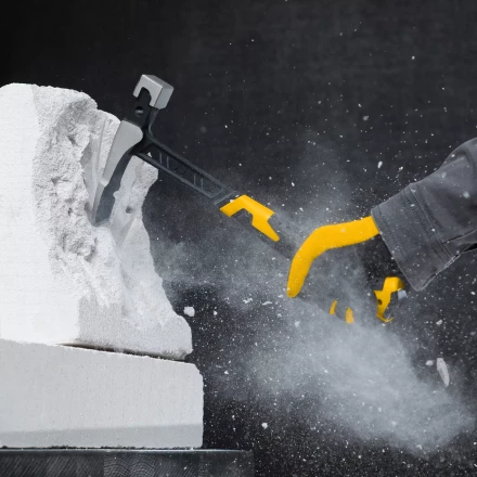 Молоток каменщика Denzel 10633, 680 г, цельнокованый, двухкомпонентная обрезиненная рукоятка купить в Нефтеюганске