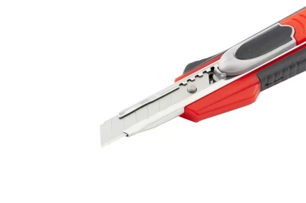 Нож 9мм, выдвижное лезвие, металлическая направляющая, двойная фиксация, эргономичная двухкомпонентная рукоятка MATRIX QUIK BLADE 78934 купить в Нефтеюганске