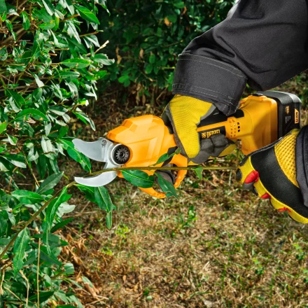 Секатор аккумуляторный Denzel CP-30 59435, 18В Li-Ion купить в Нефтеюганске