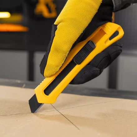 Нож Denzel, 18 мм, сменное лезвие, SK4, облегченный корпус, нажимной фиксатор, 78941 купить в Нефтеюганске