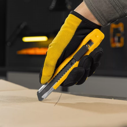 Нож Denzel, 18 мм, сменное лезвие, SK4, метал. направляющая, клипса, нажимной фиксатор, 78940 купить в Нефтеюганске