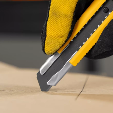 Нож Denzel, 18 мм, сменное лезвие, SK4, метал. направляющая, клипса, нажимной фиксатор, 78940 купить в Нефтеюганске