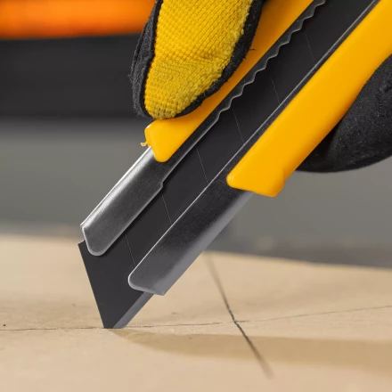 Нож Denzel, 25 мм, сменное лезвие, SK4, корпус из TPR, метал. направляющая, винтовой фиксатор, 78945 купить в Нефтеюганске