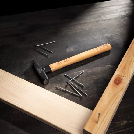 Молоток слесарный, 300 г Denzel, кованый квадратный боек, буковая рукоятка, 10427 купить в Нефтеюганске