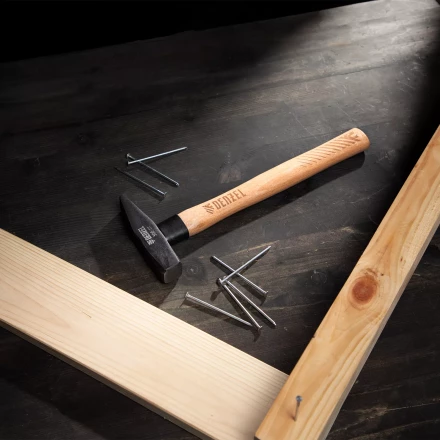 Молоток слесарный, 500 г Denzel, кованый квадратный боек, буковая рукоятка, 10429 купить в Нефтеюганске