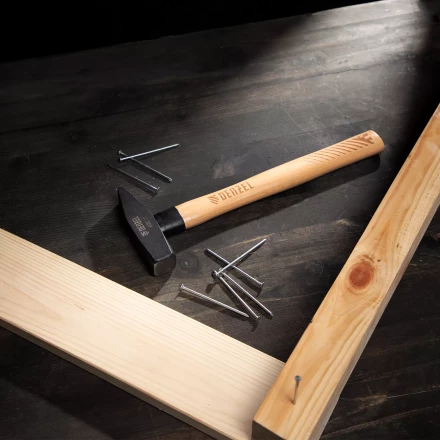 Молоток слесарный, 600 г Denzel, кованый квадратный боек, буковая рукоятка, 10431 купить в Нефтеюганске