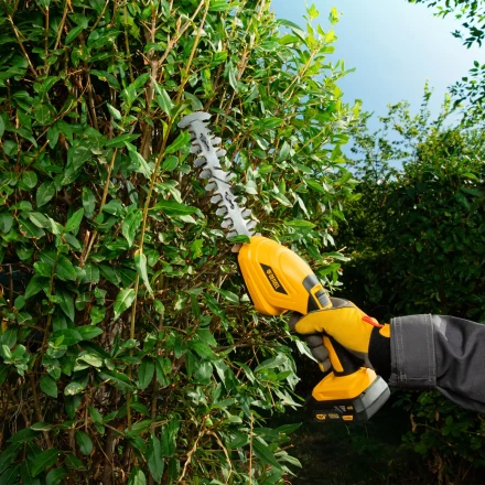 Ножницы-кусторез аккумуляторные Denzel CGS-100, 18В Li-Ion 59430 купить в Нефтеюганске