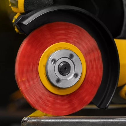 Щетка для УШМ, 100 мм, плоская, нейлоновая щетина, посадка 22,2 мм Denzel 74437 купить в Нефтеюганске